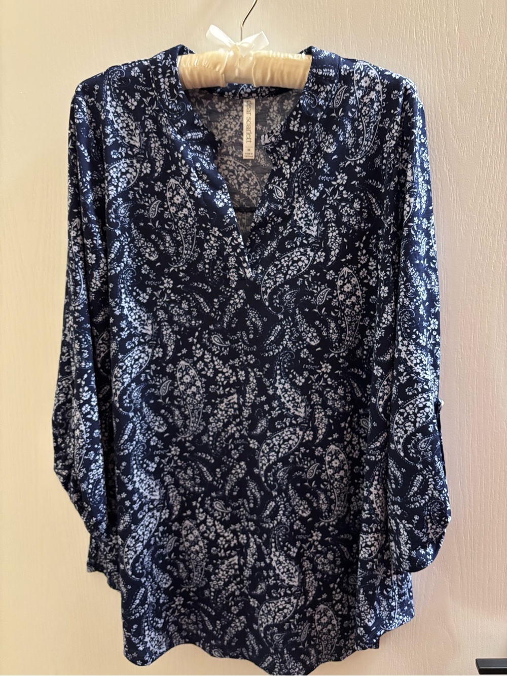 Dear Scarlett Women's Navy Paisley V-Neck Tunic Top. Medium - Picture 3 of 8